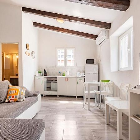 Apartments Martinis Vis Dış mekan fotoğraf